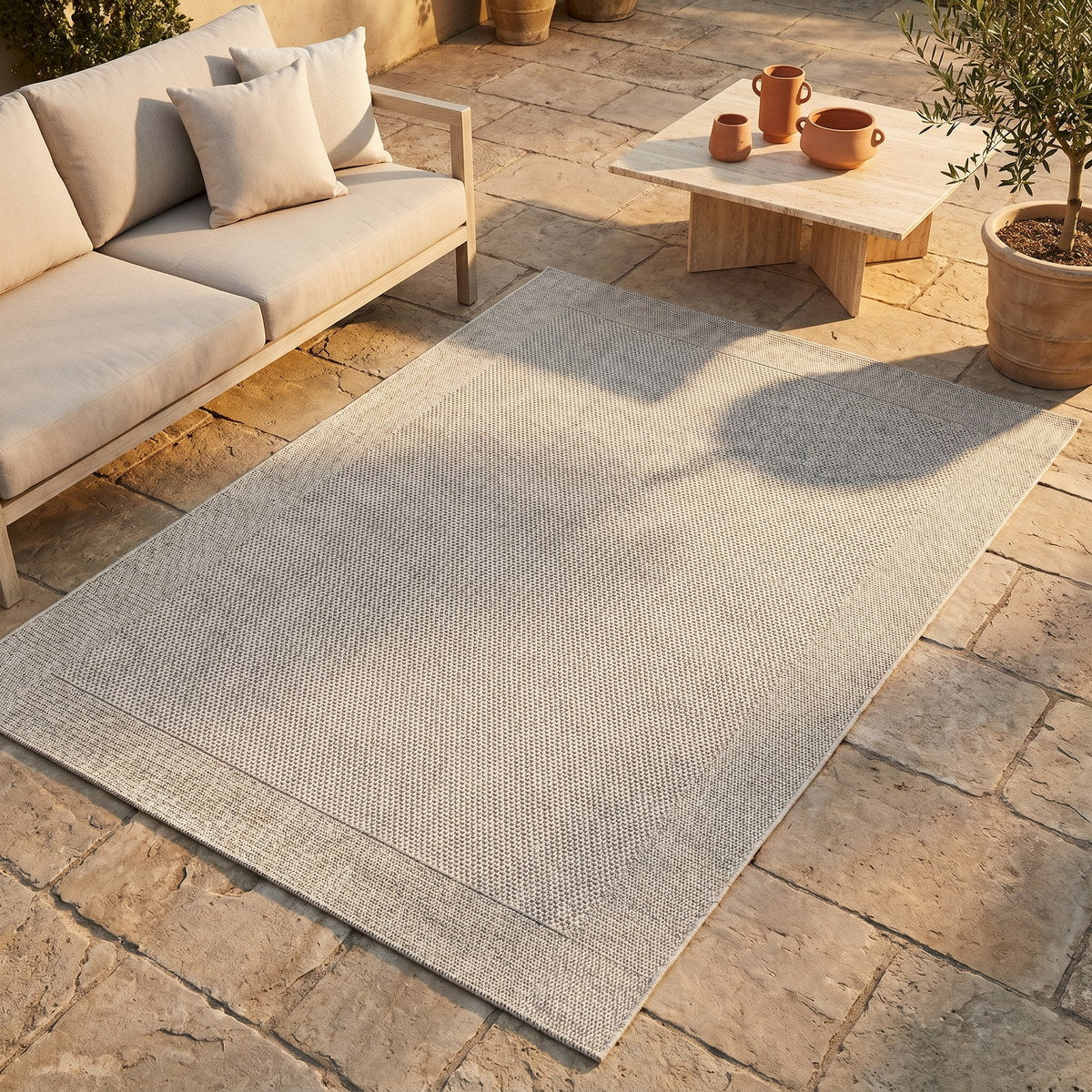 Tapis d’extérieur gris facile d’entretien - Dolce - ambiance terrasse 1