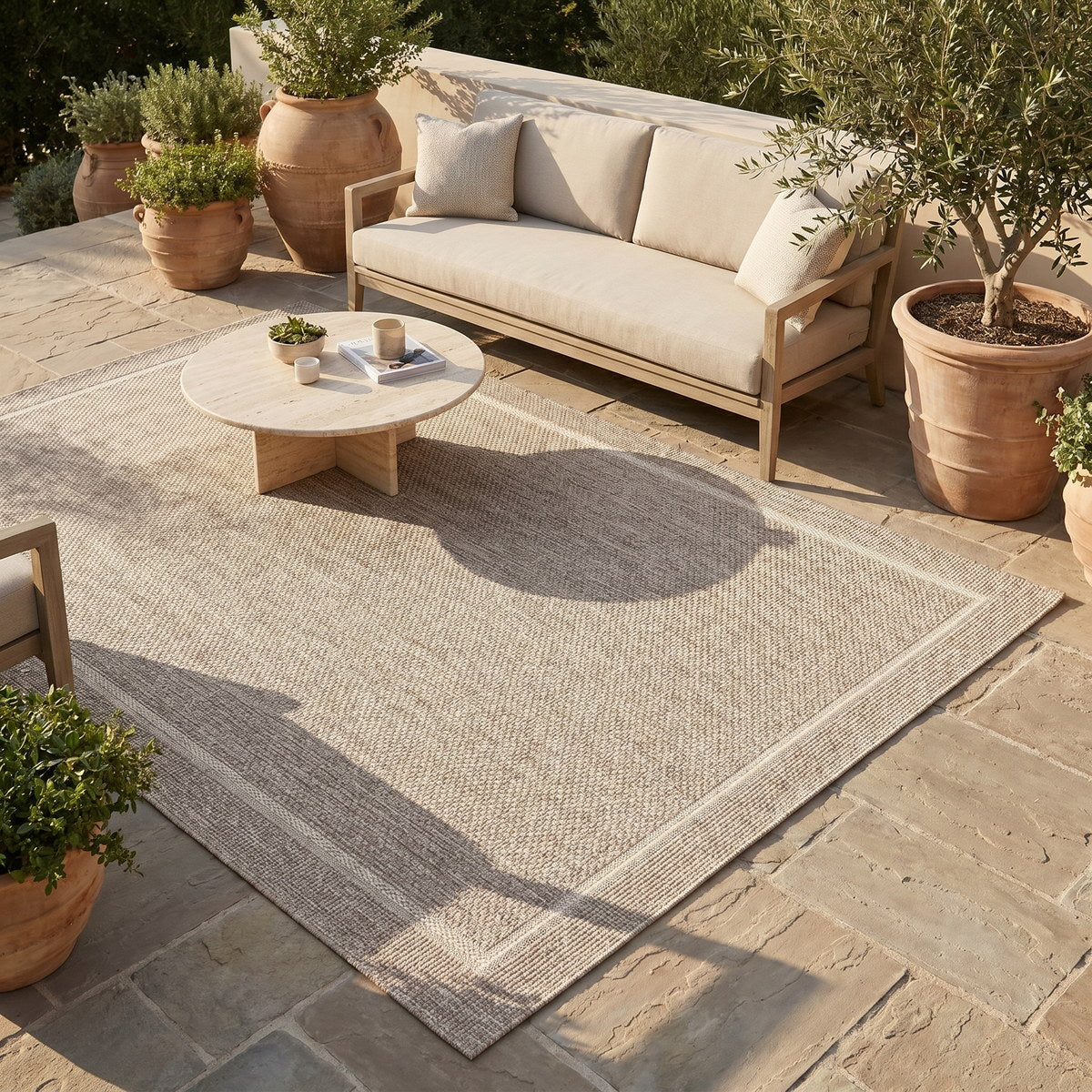 Tapis d’extérieur gris facile d’entretien - Lucca - ambiance terrasse 1