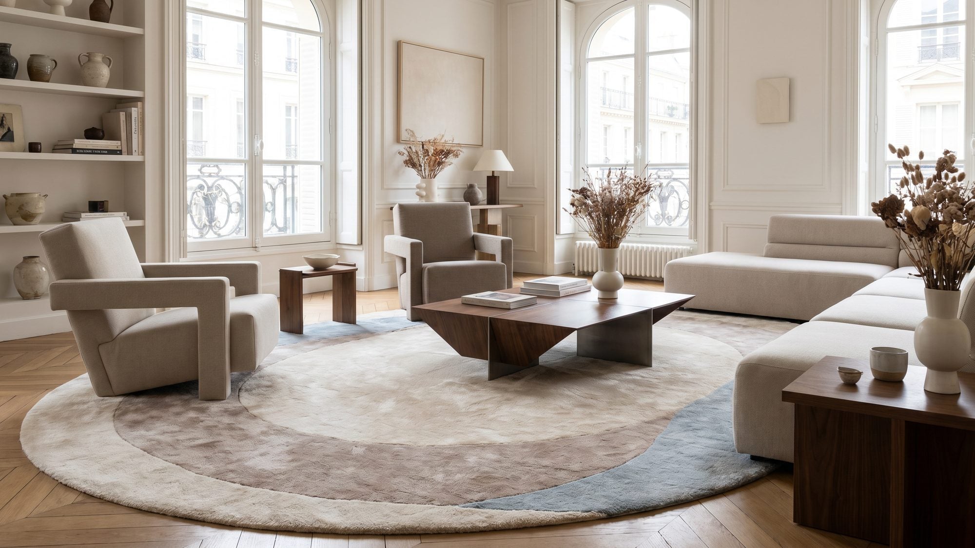 Tapis ovale dans un intérieur doux et contemporain