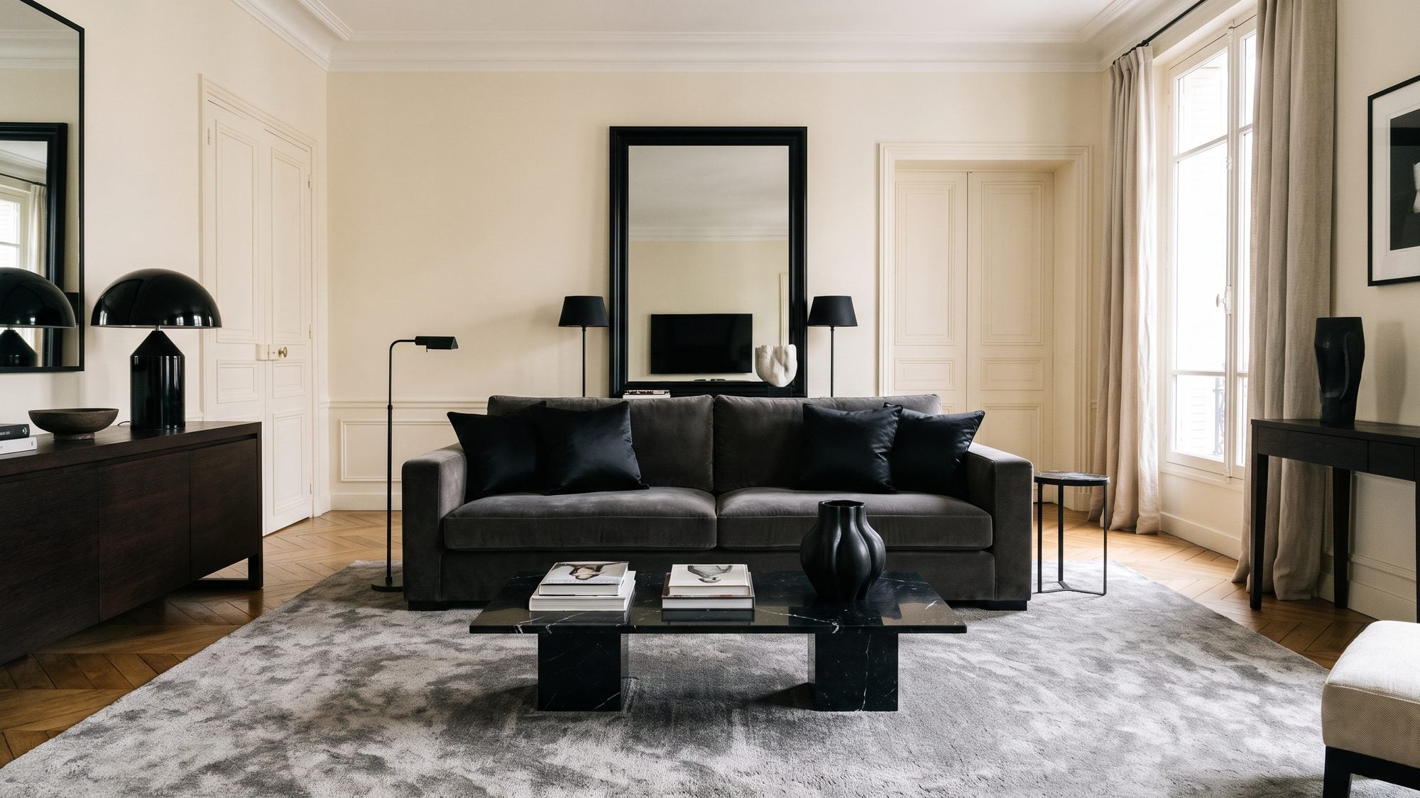 Tapis gris dans un salon élégant et lumineux