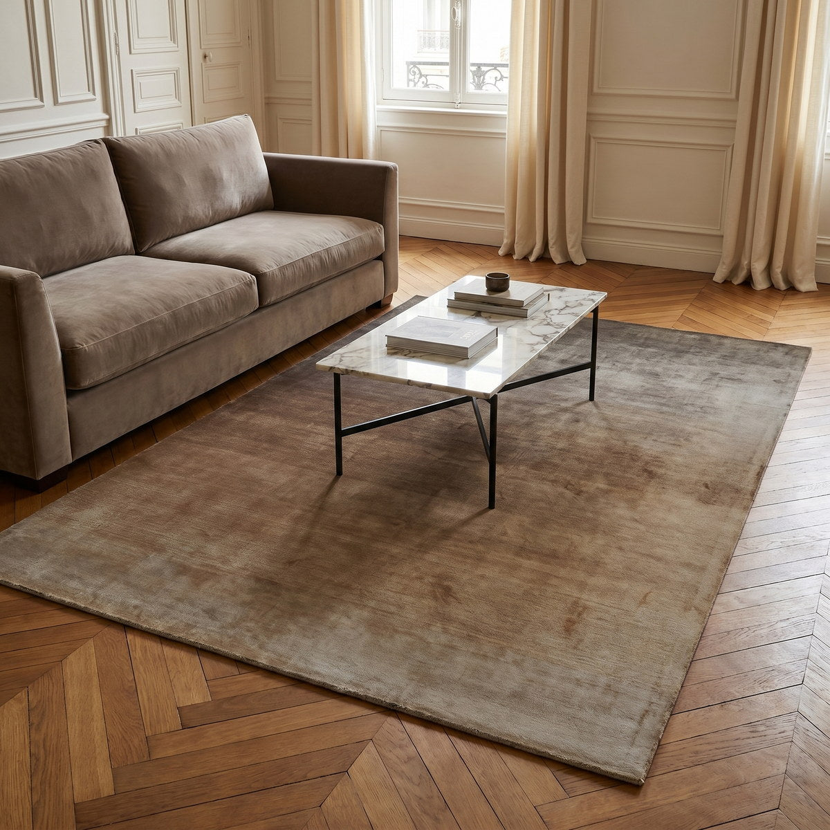 Tapis design en tencel taupe - Noto - ambiance salon 3