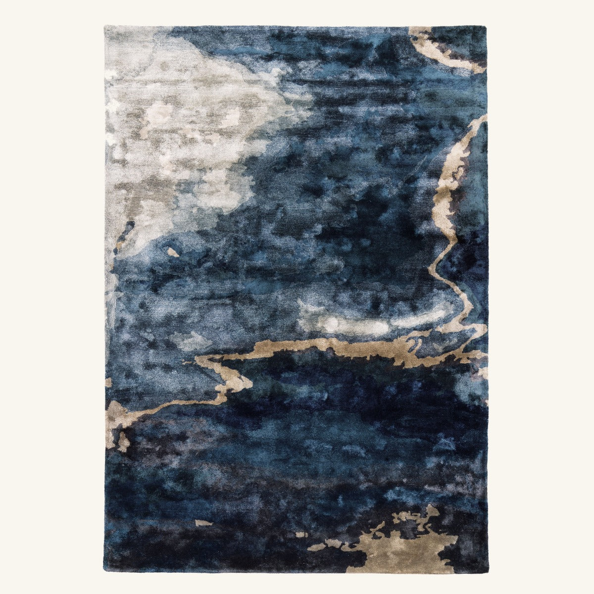 Tapis design en viscose bleu - Mira - fond #F9F6F0 détouré