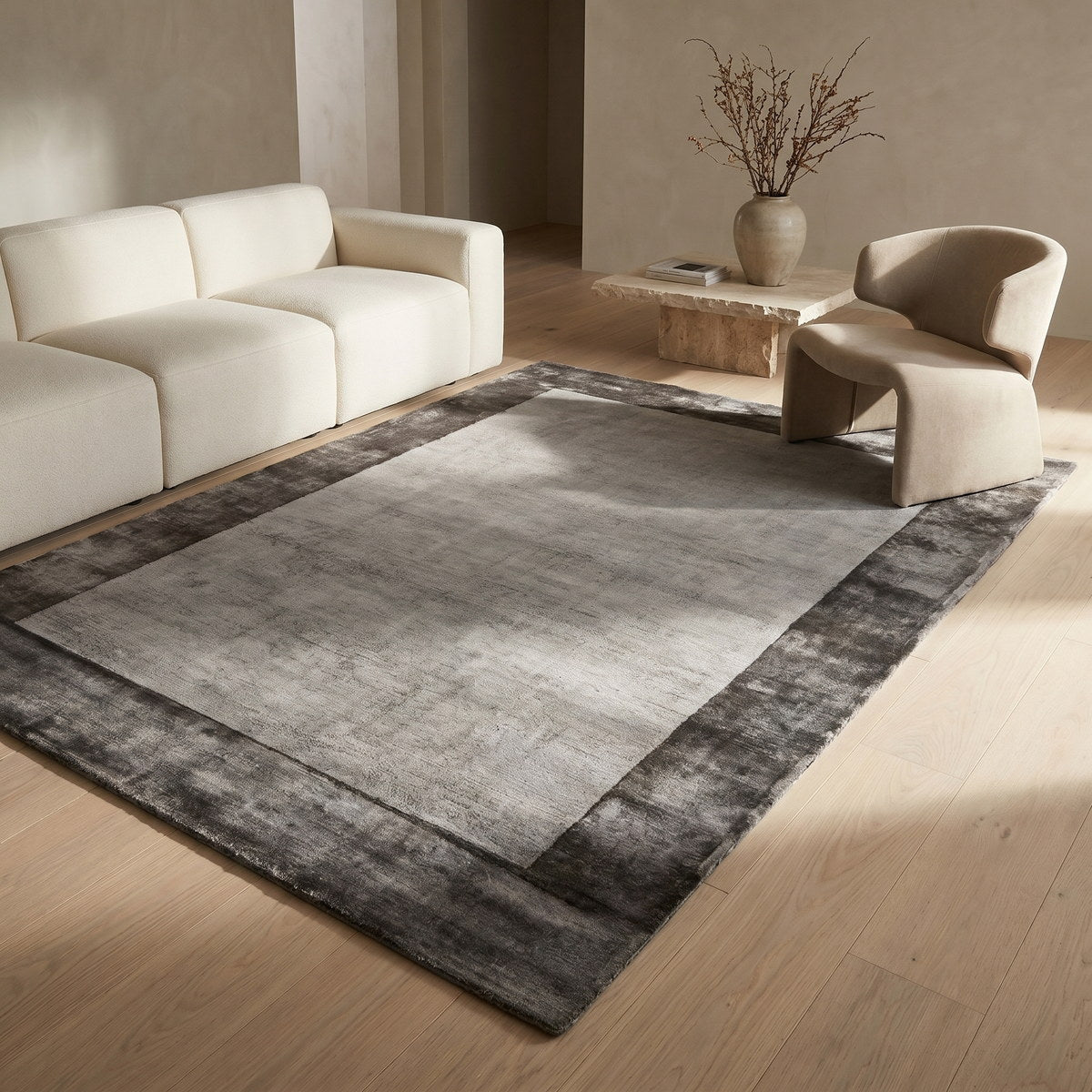 Tapis design en viscose gris - Aurelia - ambiance salon 2