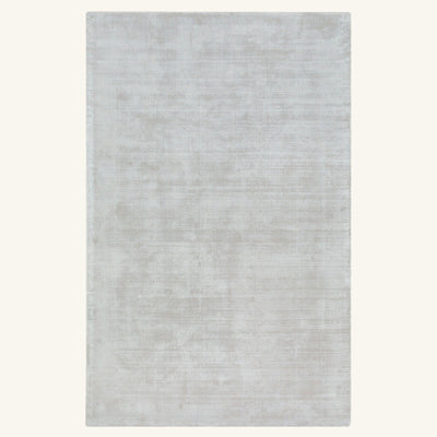 Tapis design en viscose gris clair - Ascoli - fond #F9F6F0 détouré