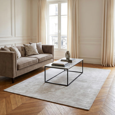 Tapis design en viscose gris clair - Ascoli - ambiance salon 3