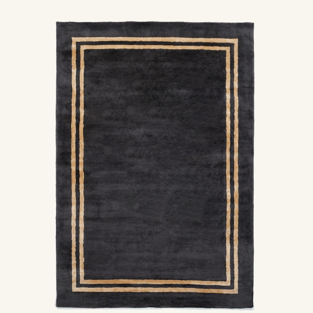 Tapis design en viscose noir - Salerno - fond #F9F6F0 détouré